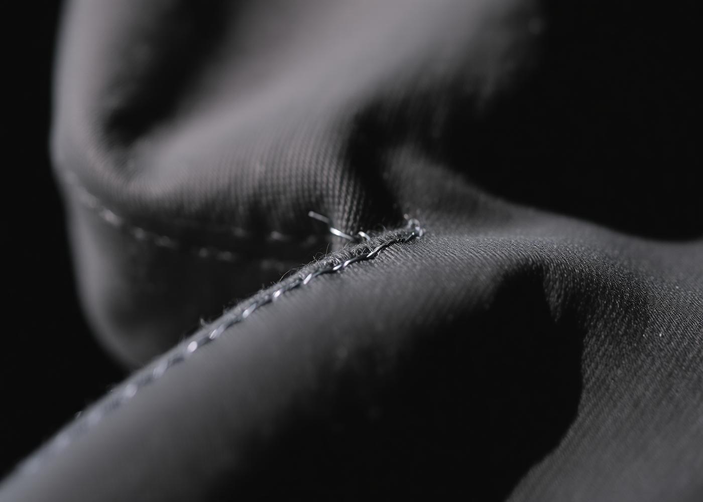 Detalle macro de costura sobre tela negra