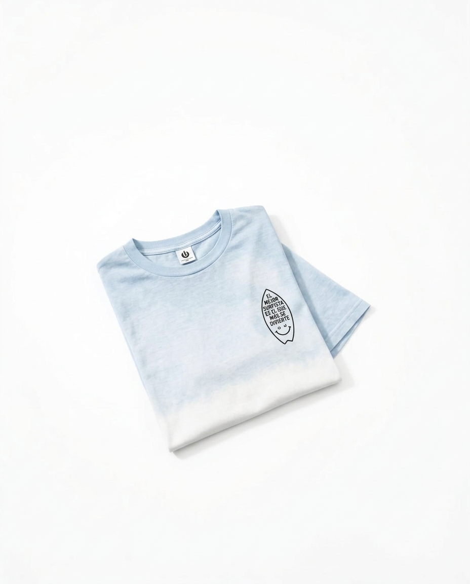 Remera celeste y blanca de algodón doblada sobre fondo blanco